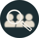 Drei Personen als Pictogramm, leicht unscharf, davor eine Lupe.