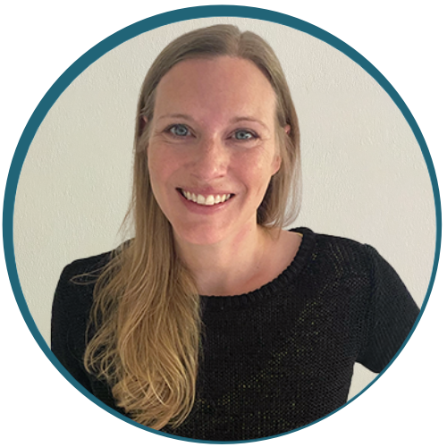 Portrait von Miriam Hainz von me4you communication, umrandet in Petrol. Miriam lächelt dich an.