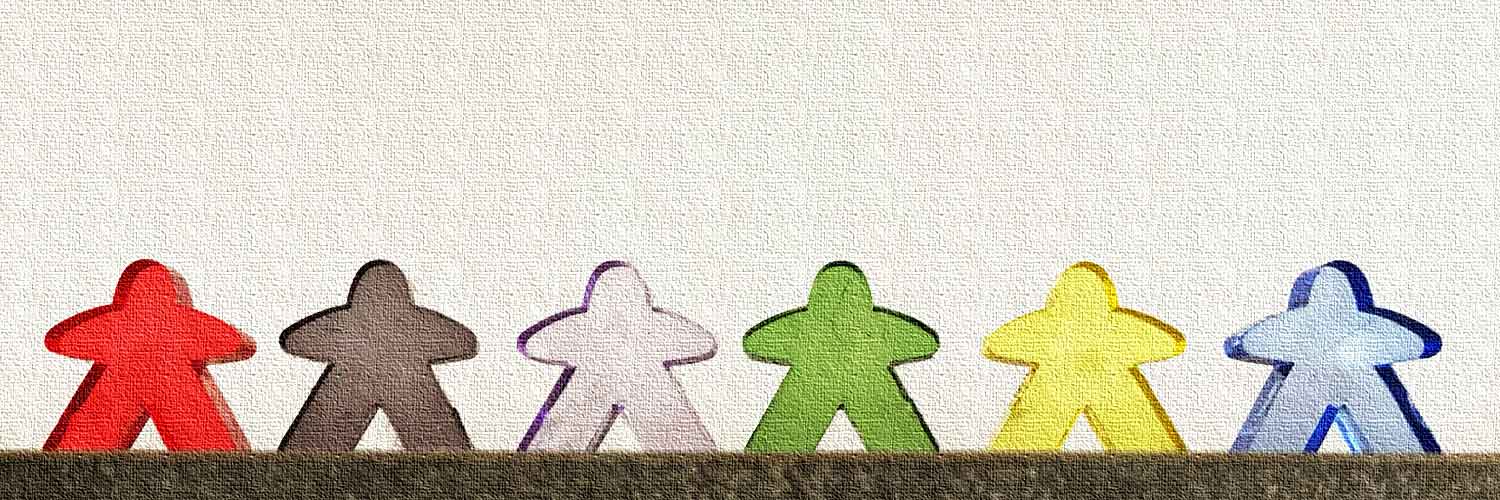 Kleine verschiedenfarbige, halbtransparente Spielfiguren stehen in einer Reihe als Symbolbild für die verschiedenen Zielgruppen und Personas, mit dem Content Wunschkunden erreichen kann. Farben von links nach rechts: rot, grau, Flieder, grün, gelb, blau