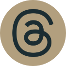 Zum Threads-Acount von me4you communication Logo Threads dunkel auf gold, verlinkt zum Threads-Profil von Miriam Hainz | me4you communication